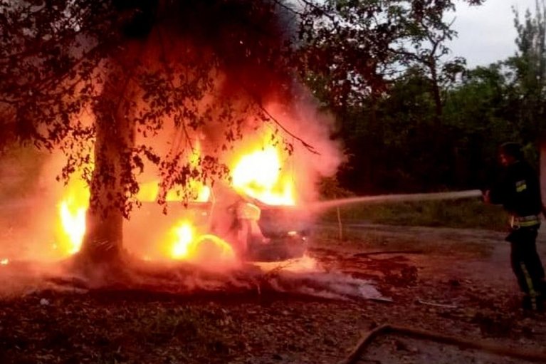 На Дніпропетровщині від обстрілу горіли вантажівки та багатоповерхівка, поранено чоловіка (ФОТО)