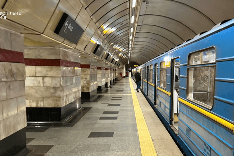 У Києві відновили рух поїздів метро, але ще не скрізь