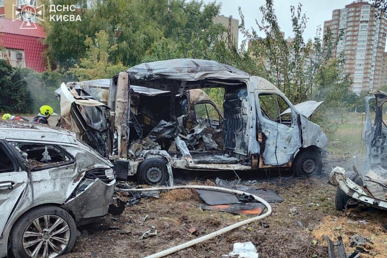 У Києві через черговий російський удар спалахнули автівки, три згоріли вщент (ФОТО)
