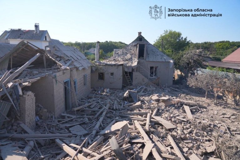 Росіяни двічі вдарили по Запоріжжю: відомо про загиблу та 18 постраждалих, пошкоджені оселі та склади (ФОТО)