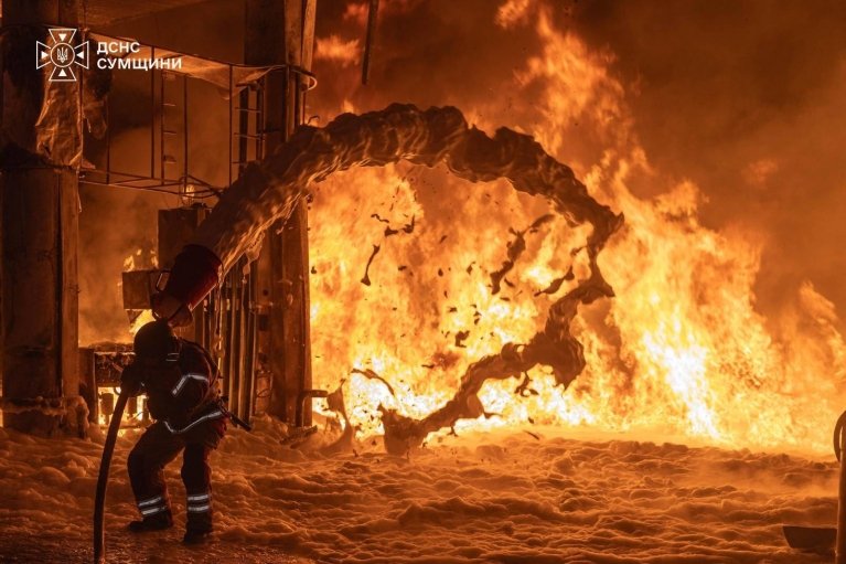 Росіяни вдарили по АЗС у Сумах. Зайнялася масштабна пожежа (ФОТО)