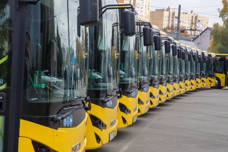 На вулиці столиці вийшли 85 нових інклюзивних автобусів, закуплених в рамках спільного проєкту з ЄІБ, — Кличко (ФОТО)