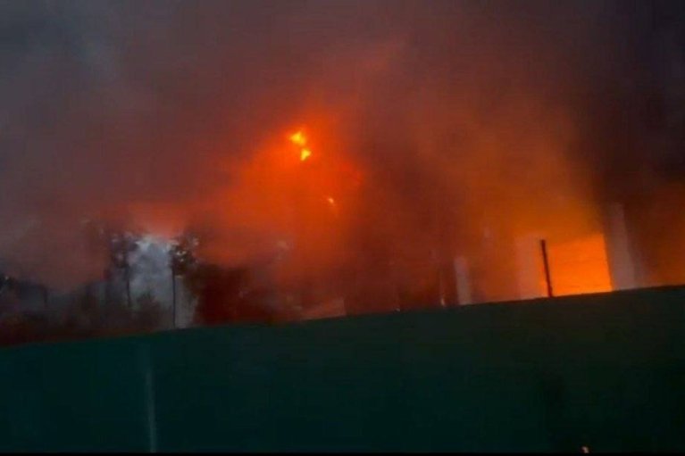 Ірпінь зазнав ракетного удару: горить підприємство, пошкоджено будинки (ВІДЕО)
