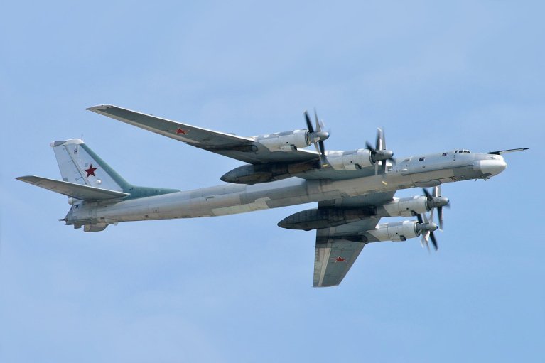 Украина уничтожила стратегический самолет россиян Ту-95 в Энгельсе: Зеленский показал видео