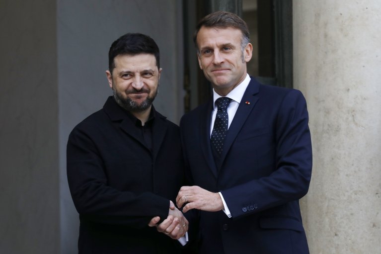 "Ніколи": Зеленський заперечив, що нюхав кокаїн на пару з Макроном (ВІДЕО)