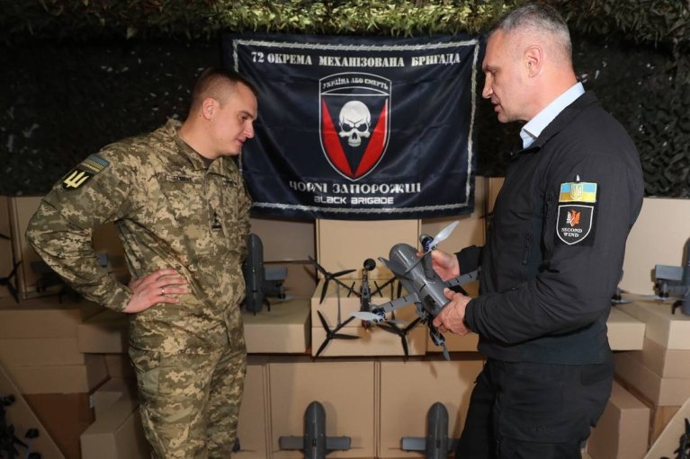 Кличко передав бійцям 72 бригади понад 4 000 безпілотників від столичної громади (ФОТО)