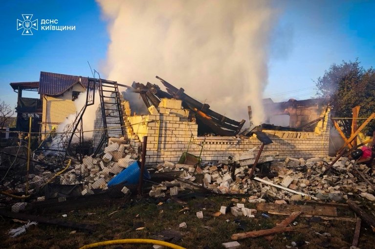 На Київщині побільшало постраждалих від ранкового удару, під вогнем — об’єкти торгівлі та відпочинку (ФОТО)