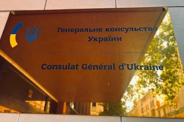 Україна змінила правила надання консульських послуг чоловікам за кордоном