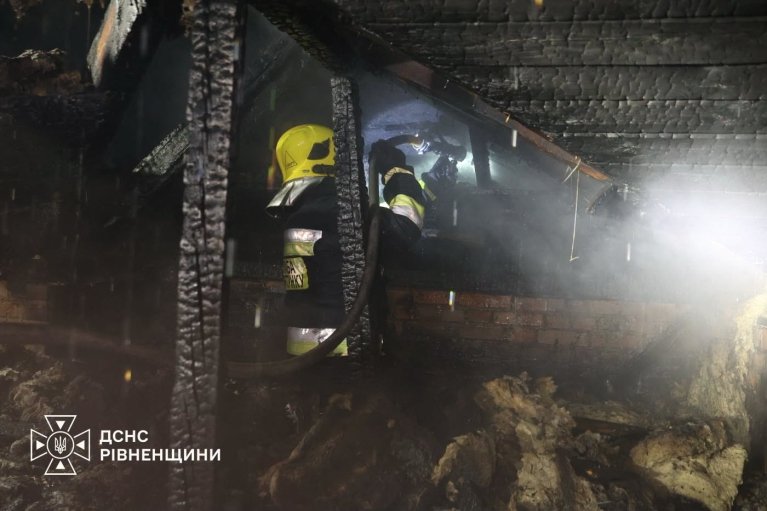 Рівне вночі пережило кілька хвиль повітряних атак: спалахнули пожежі, пошкоджені оселі (ФОТО)