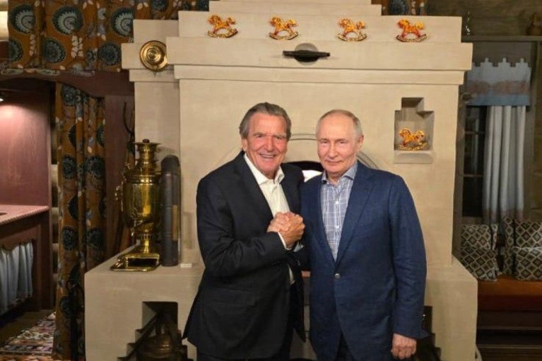 Шредер был дома у Путина на праздновании Дня рождения