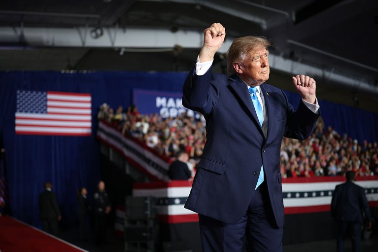 "Най Іран знищить Лос-Анджелес": Трамп не став уточнювати думку та втік від журналіста (ВІДЕО)