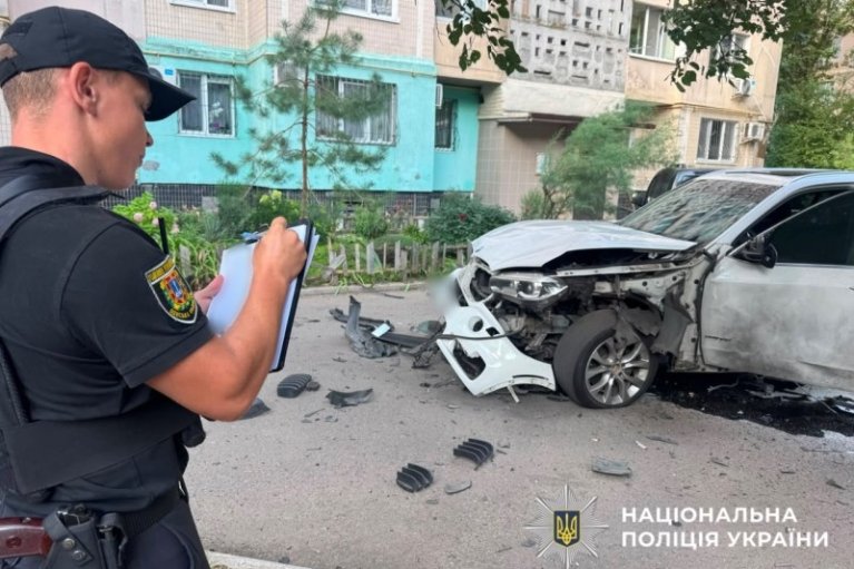 В одном из дворов в Одессе взорвался автомобиль. Пострадал водитель