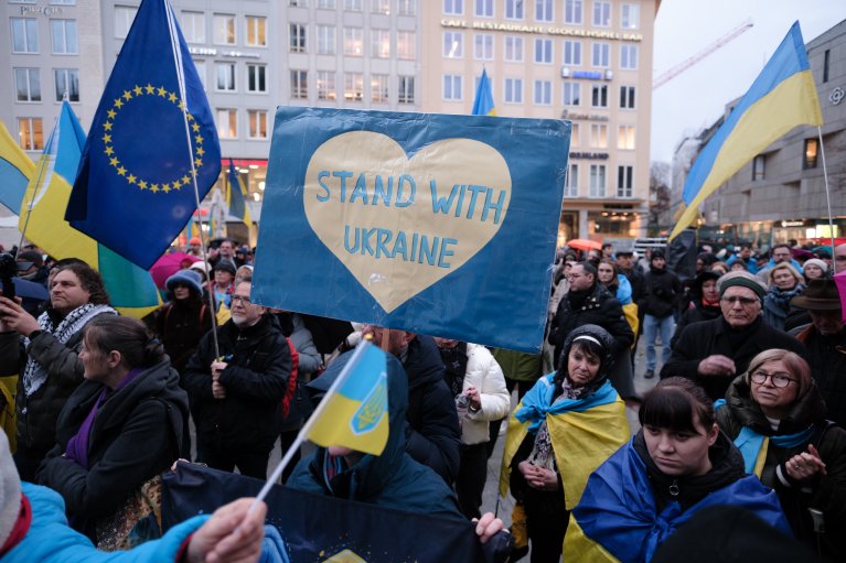 Голос українців за кордоном. Як влада перекладає проблему нестачі ППО на діаспору