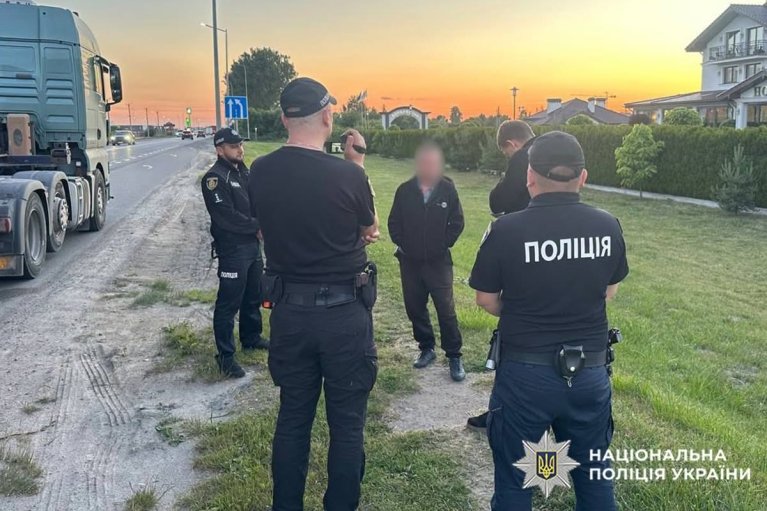 В Хмельницкой области водитель-дальнобойщик пытался изнасиловать несовершеннолетнюю. Его поймали на Львовщине