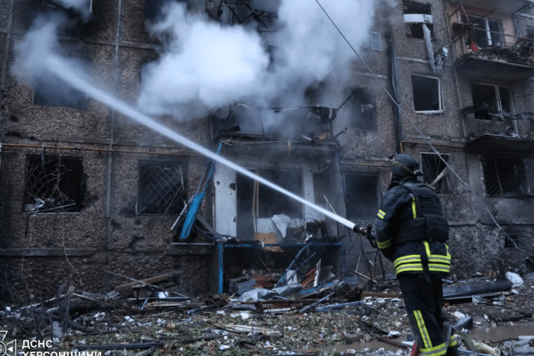 На Херсонщині внаслідок російських ударів є загиблий та 40 поранених, серед них — немовля (ФОТО)