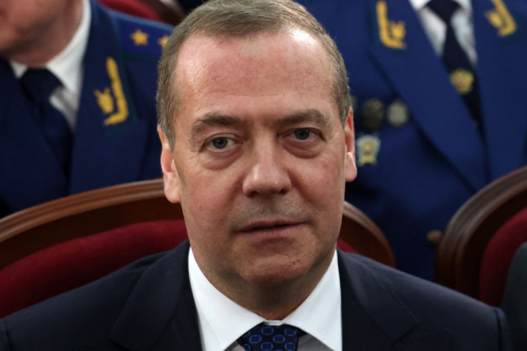 Медведе пригрозив "прямим ударом" по всіх виробництвах Німеччини
