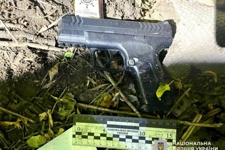 В Николаевской области 15-летний парень попал из пневматического пистолета в глаз девушке