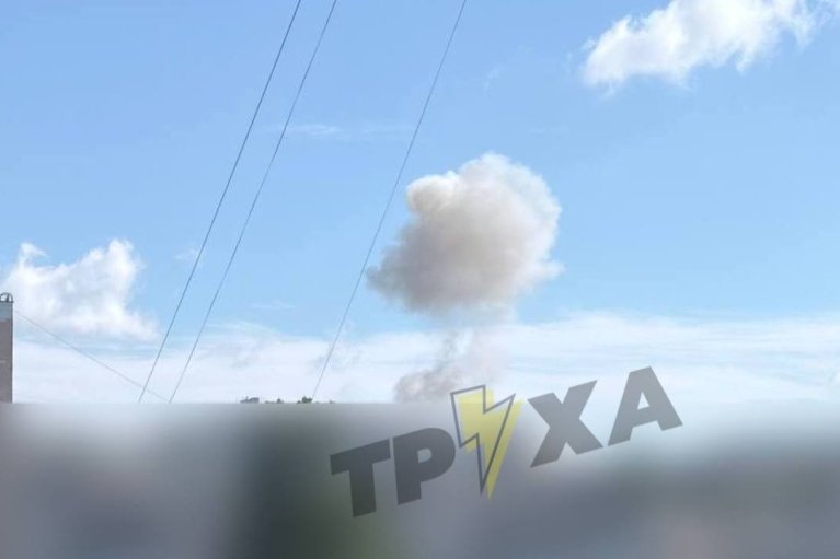 Атака реактивного дрона спричинила пожежу в Києві, над столицею — дим