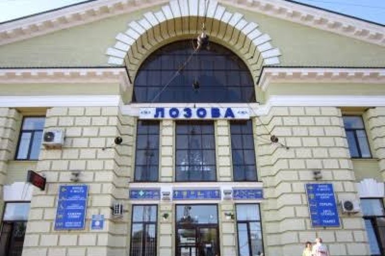 Россияне ударили по железнодорожной станции в Лозовой Харьковской области. Есть жертвы