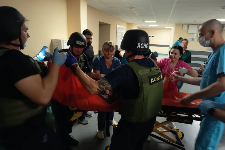 Російські обстріли поранили 8 людей на Дніпропетровщині, пошкоджені оселі та ліцей (ФОТО)