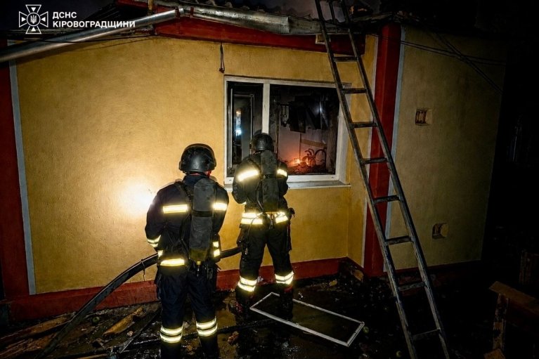На Кировоградщине российскими ударами повредило инфраструктуру и дом, возникли пожары (ФОТО)