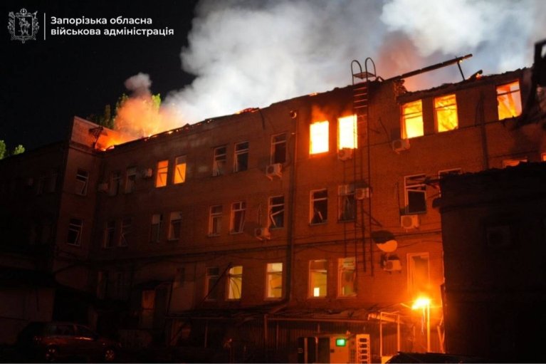От удара по Запорожью погиб человек, повреждены дома, торговый центр и учебное заведение (ФОТО, ВИДЕО)