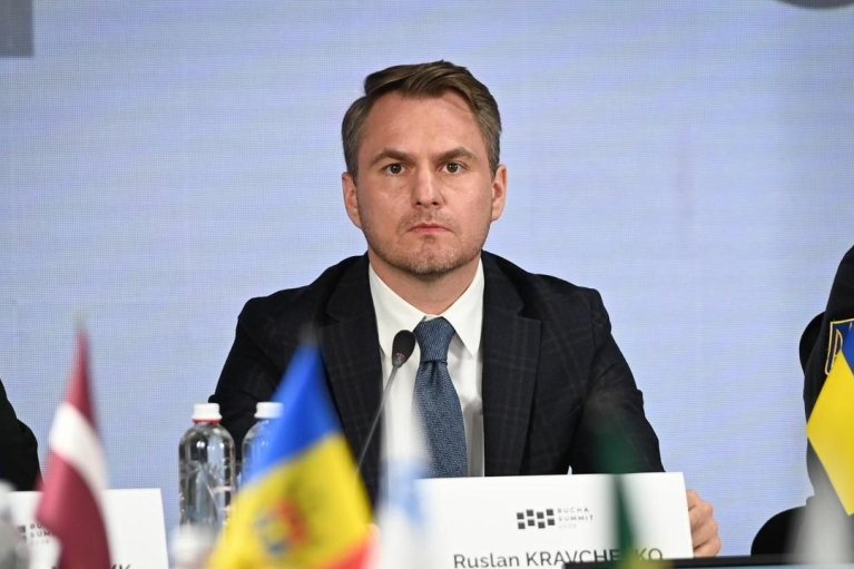 Кравченко говорит, что уехал в командировку: хочет встретиться с международными партнерами