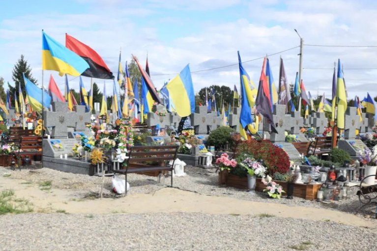 На Прикарпатье неизвестные надругались над могилами защитников
