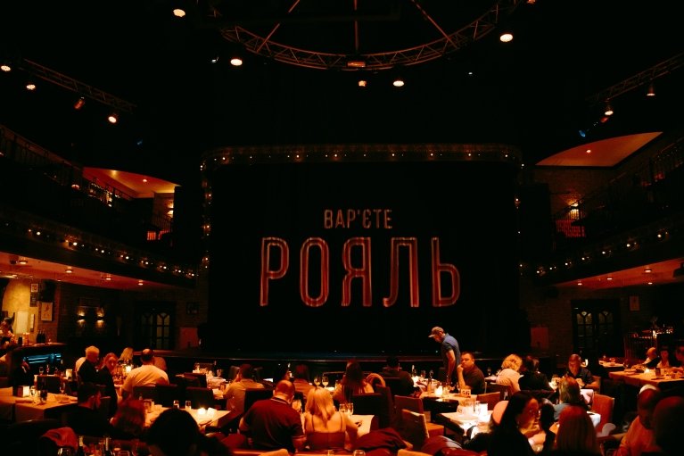 Caribbean Club и Pepper's Club в июле: от театральных комедий до больших музыкальных трибьютов