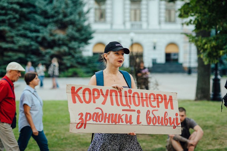 74% українців вважають, що Зеленський несе повну або значну відповідальність за корупцію в державі (ОПИТУВАННЯ)