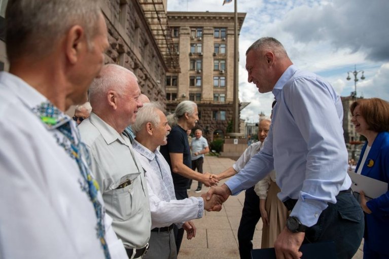 Виталий Кличко принял участие в церемонии чествования флага, который впервые подняли возле столичной мэрии 36 лет назад