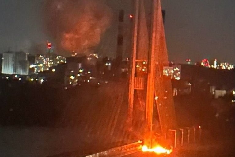 Россия опять ударила по Южному мосту в Киеве