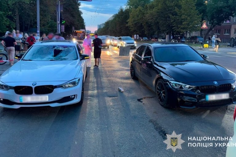 Влаштували перегони: У Львові дві BMW збили на переході батька і 8-річну дитину