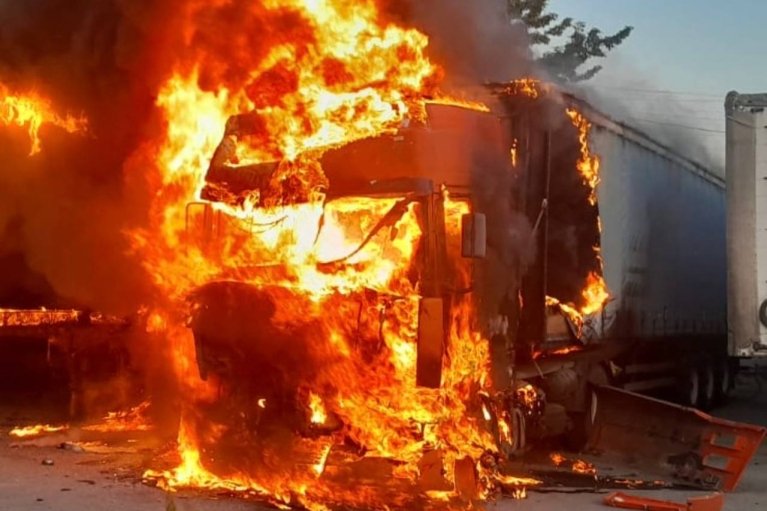 На Дніпропетровщині через дронові удари горіли автівки, мотоцикли та оселі (ФОТО)