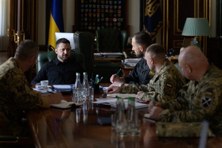 Новый массовый обстрел: Зеленский после встречи с Драпатым пообещал России "асимметричные шаги"