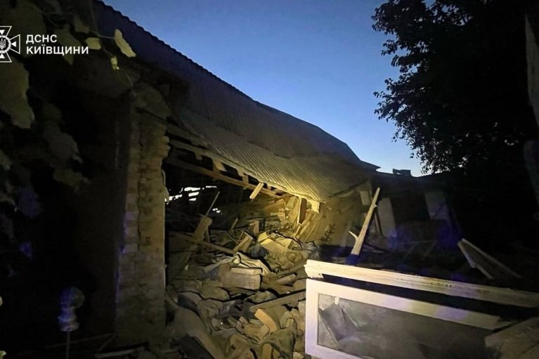 Київщина вночі пережила масовану атаку: постраждали 5 людей, потрощено будинок (ФОТО)