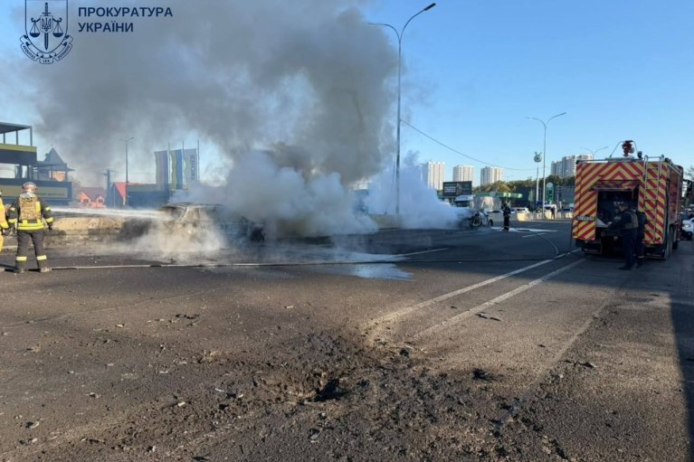 Из-за дроновой атаки на трассе под Киевом горят машины: есть погибшие, движение ограничено (ФОТО)