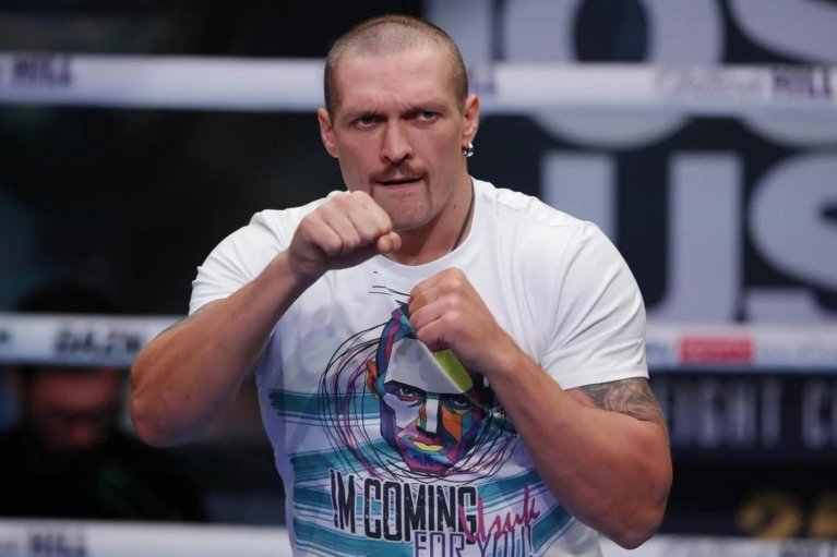 Усик звільняє всі свої чемпіонські пояси, однак з боксу поки не йде (ВІДЕО)