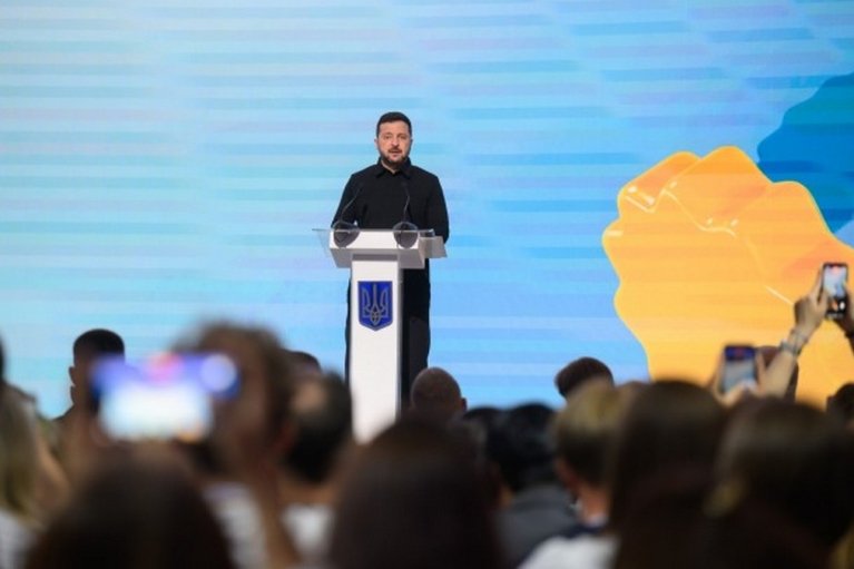 Зеленский одобрил идею отдельной награды для добровольцев 18-25 лет