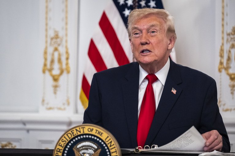 DW: Києву передали ультиматум Трампа щодо припинення атак на російські НПЗ