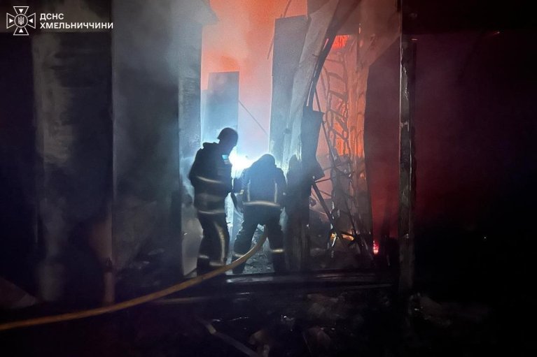 "Повторна детонація": від удару по ринку в Хмельницькому постраждали рятувальники (ФОТО, ВІДЕО)