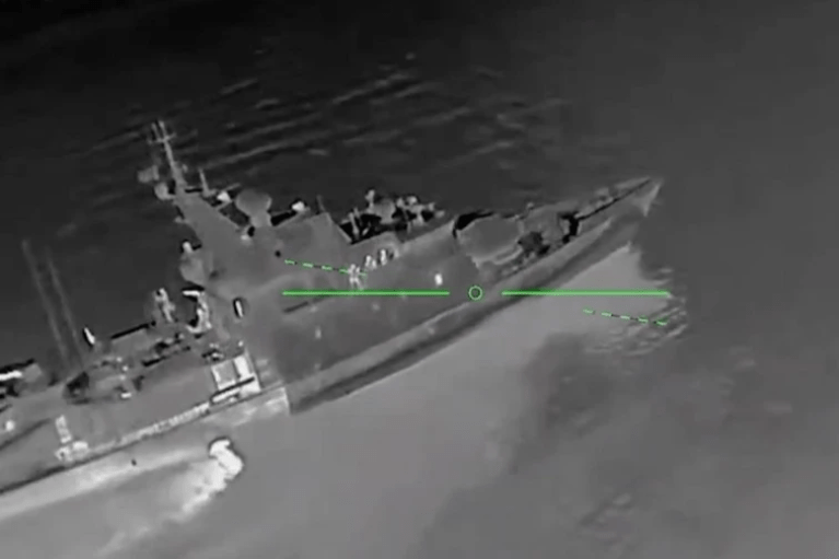 СБС уразили дронами російський корабель "Світляк" у Криму (ВІДЕО)