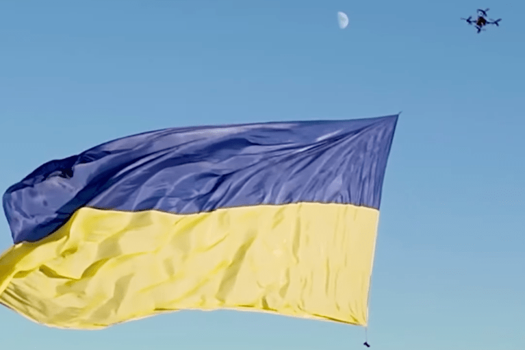 Над Черным морем пограничники подняли огромное знамя Украины (ВИДЕО)