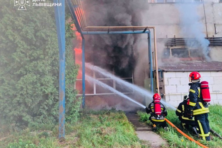 Во Львове горит завод "Искра". Есть пострадавшие