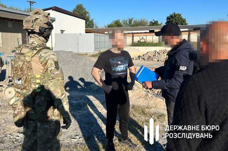 "Мертві душі", фіктивні виплати та інші схеми: ДБР проводить одночасно понад 70 обшуків у військових частинах
