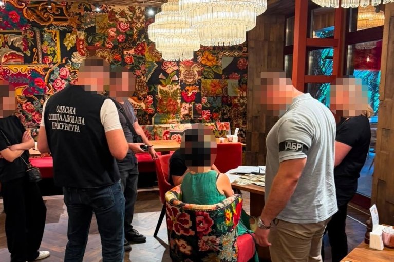 Чиновница Одесского РТЦК попалась на вымогательстве 11 тысяч долларов за оформление отсрочки