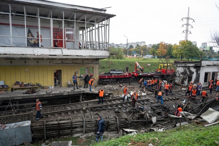 В Киеве возобновят частичную работу станции метро "Черниговская" после российской атаки