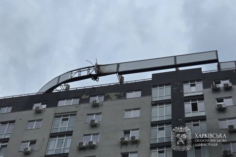 Российский дрон попал в крышу многоэтажки в Харькове, вызвав пожар