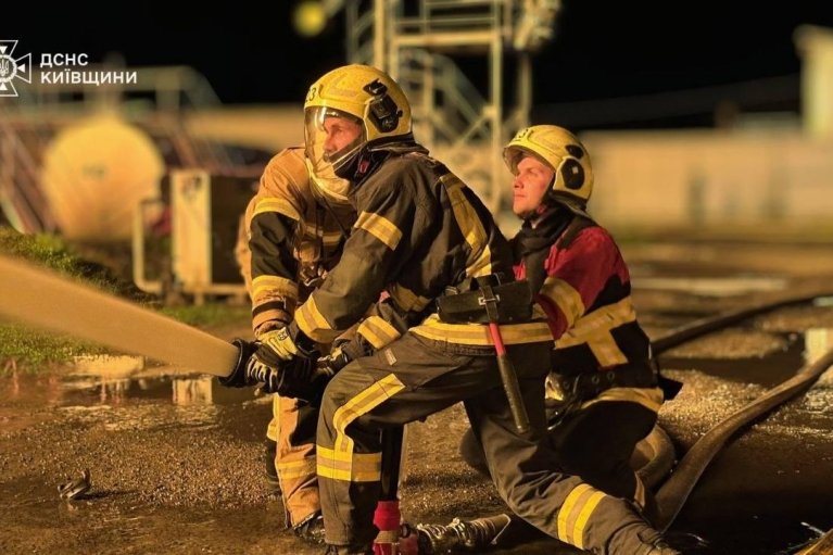Росіяни атакували промисловий об'єкт під Києвом: поранено водія бензовоза, вирує пожежа (ФОТО)