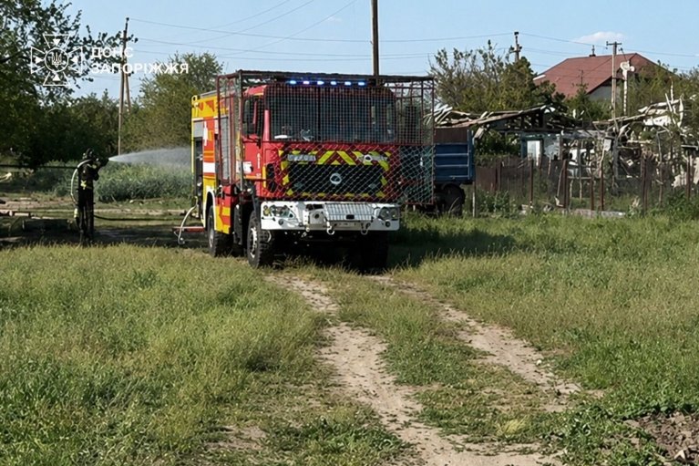 Вражеские дроны атаковали пожарных во время тушения пожара в Запорожье